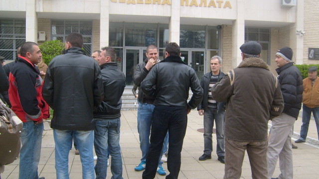 Снимка: Приятели и колеги на полицай Лулеов на протест срещу гаранцията му от 5000 лв.