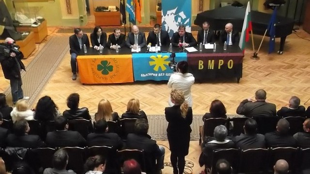 Снимка: Бареков, Каракачанов и Йончев подписаха коалиционно споразумение