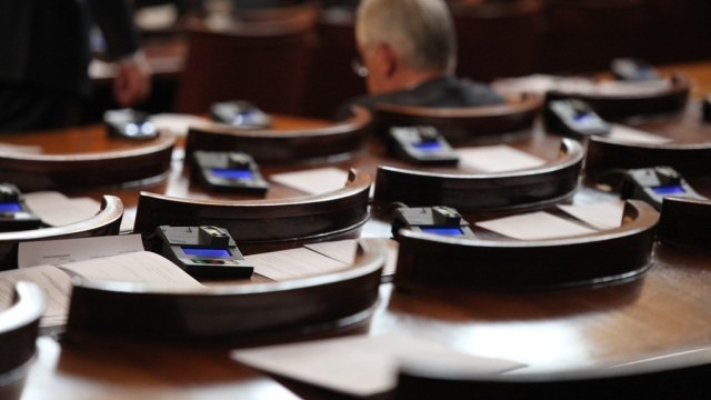 Снимка: Депутатите прекарали общо 671 дни зад граница