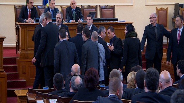 Снимка: Атакисти и патриоти агресираха в парламента