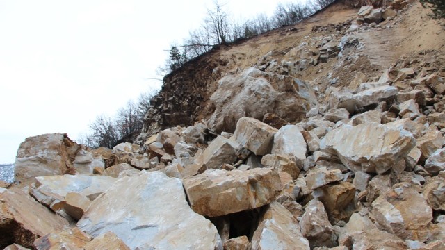 Снимка: Взривове срещу гигантските скални късове на пътя Пловдив-Смолян