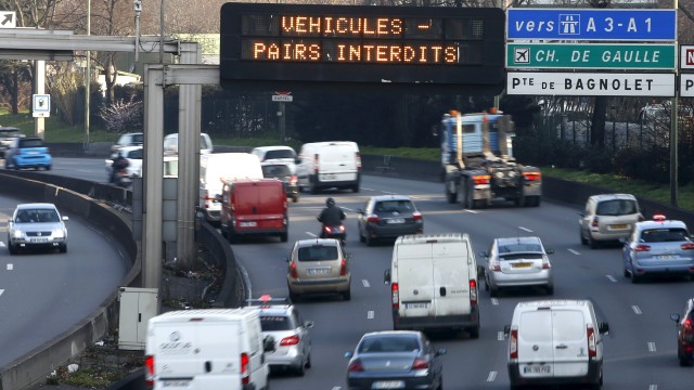 Снимка: Шофьори на таксита протестират във Франция срещу услугата Uber (ВИДЕО)