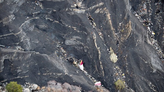Снимка: Нови кадри от разчистването на останките от самолета на Germanwings