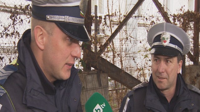 Снимка: Крадци опитаха да прегазят полицай и скочиха от 20 метра