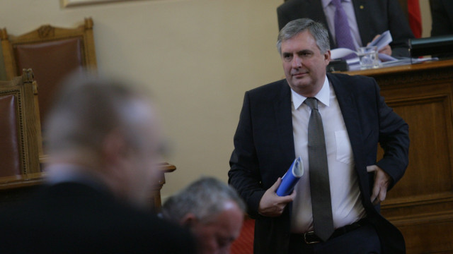 Снимка: Калфин отложи пенсионната реформа с месец