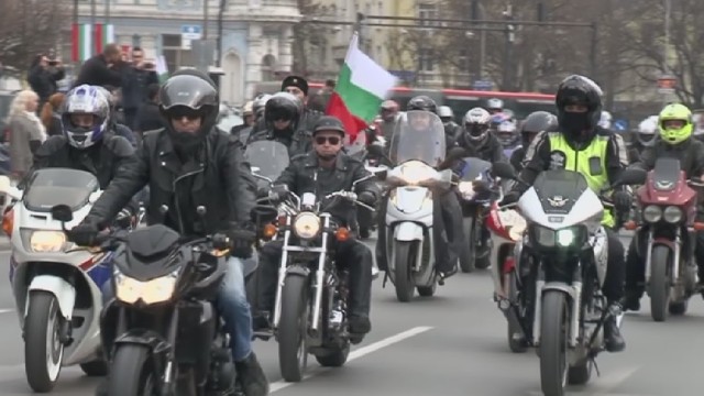 Снимка: С мотошествие рокери отбелязаха 3 март във Варна (ВИДЕО)
