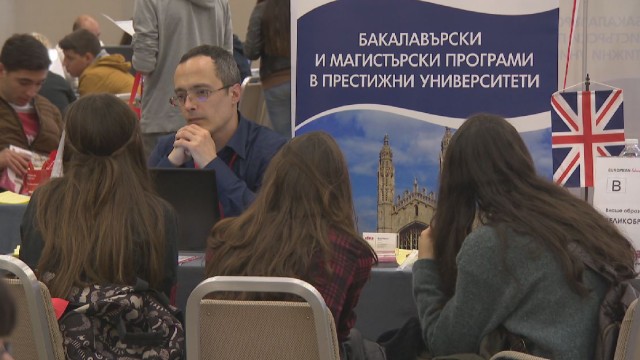 Снимка: Рекорден брой наши зрелостници кандидатстват в чужди университети 