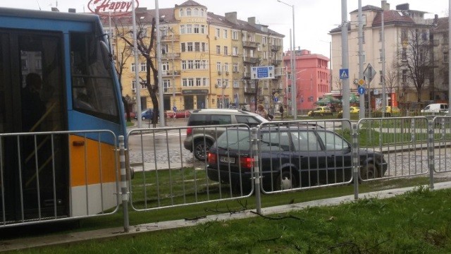 Снимка: Нагли шофьори отново газят зелените релси в София, но дъждът ги изненада