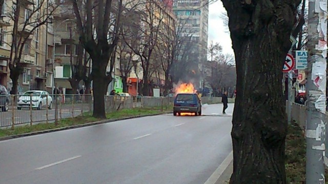 Снимка: Кола се запали близо до Икономическия университет във Варна (ВИДЕО)