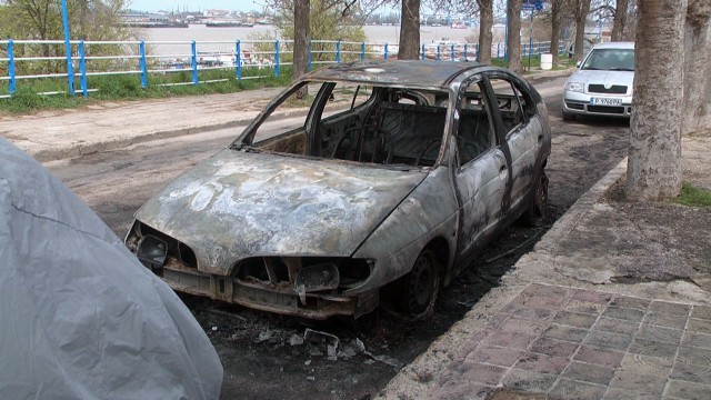 Снимка: Подпалиха коли в Русе, жена пострада в опит да угаси пламъците 