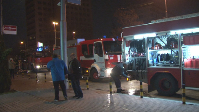 Снимка: Рекламно пано подпали бизнес сграда в Пловдив