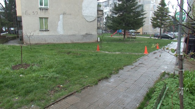 Снимка: Мъж намушка дете във Велико Търново 