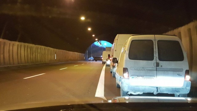 Снимка: Полицаи помогнаха на около 60 чужденци да напуснат автобус, аварирал в тунел на магистрала „Тракия“