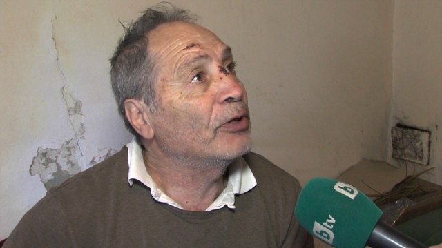 Снимка: Жертви искат охрана на пощите, когато се раздават пенсии