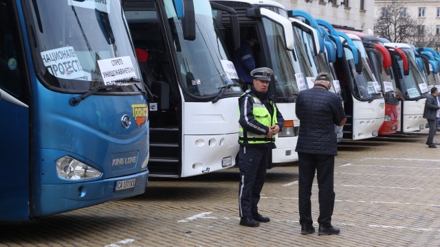 Снимка: Автобусни превозвачи протестираха срещу монопол в бранша