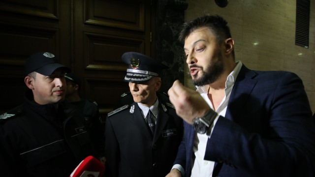 Снимка: Николай Бареков опита да влезе на конференция във ВКС със скандал (ВИДЕО)