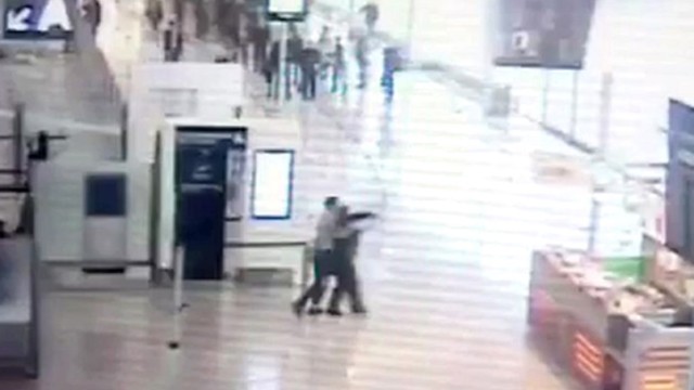 Снимка: Камера показва нападението на парижкото летище 