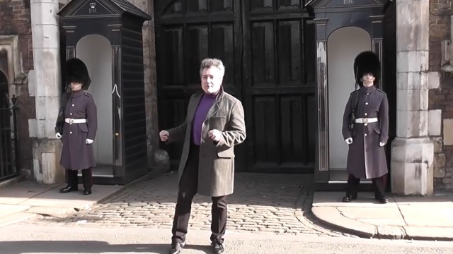 Снимка: Гневен гвардеец прогони досаден турист пред кралски дворец (ВИДЕО)
