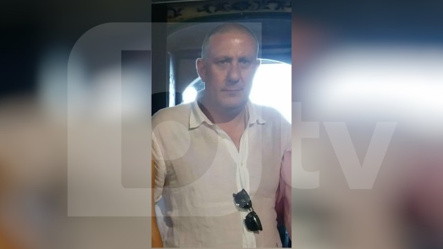 Снимка: Граждани подкрепиха задържания лекар, който простреля смъртоносно крадец (ОБЗОР)