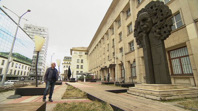 Снимка: Местят паметника на Джон Атанасов пред Телефонната палата