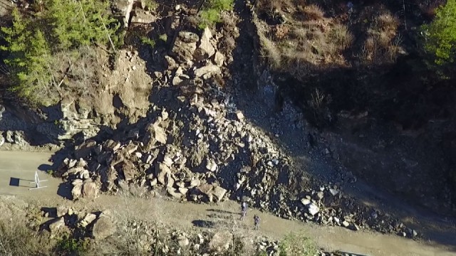 Снимка: Пътят Смолян – Мадан, блокиран от свлачището, остава затворен
