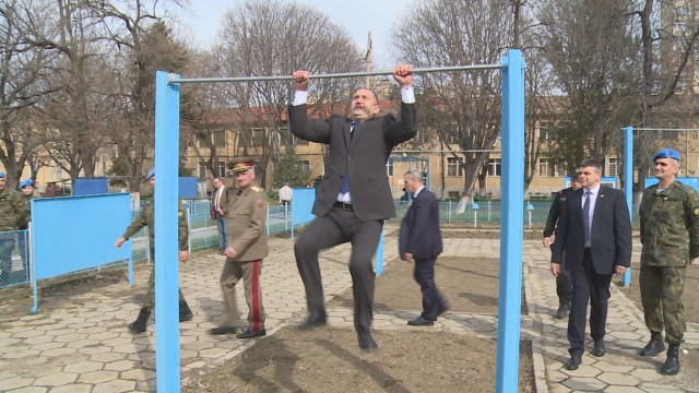 Снимка: Гимнастика, футбол, карате, тенис, кеч – физкултура за политици