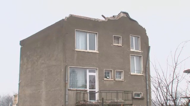 Снимка: Във врачанския кв. „Кулата“ почти няма къща без щети от бурята