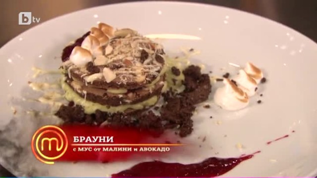 Брауни с мус от авокадо и малиново пюре