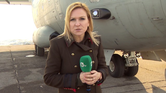 Снимка: Габриела Наплатанова с награда за работата си по теми, свързани с авиацията