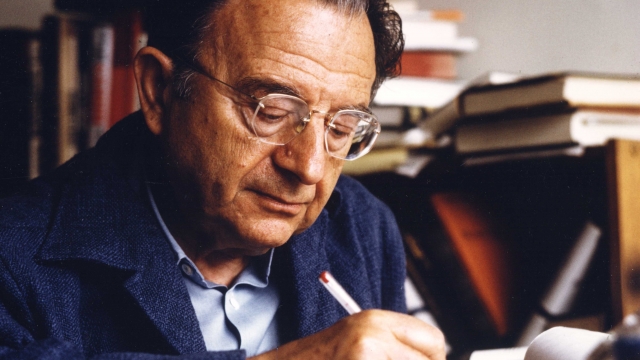 Снимка: Ерих Фром ~ Егоизмът е симптом за липса на любов към себе си (СНИМКИ)