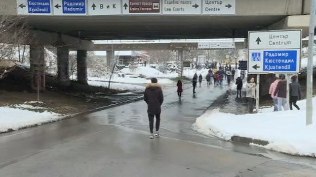 Снимка: Перничани протестираха заради неасфалтираните улици 