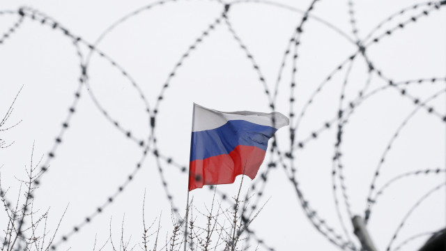 Снимка: Румънец опита да нахлуе с автомобил в двора на посолството на Русия в Букурещ