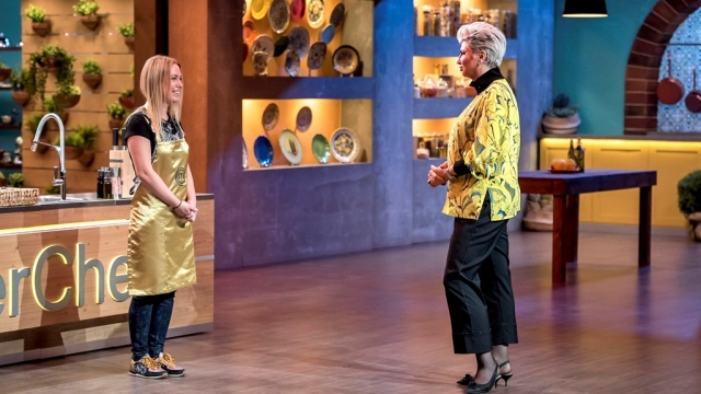 Chef Силвена Роу даде своята златна MasterChef престилка на канадката Линда Петкова 