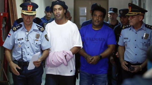 Снимка: Роналдиньо остава в затвора (ВИДЕО)