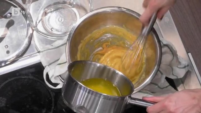 Неда има проблем с приготвянето на сос холандез