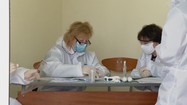 Снимка: Училищни лекари и сестри на първа линия в борбата срещу COVID-19 във Варна