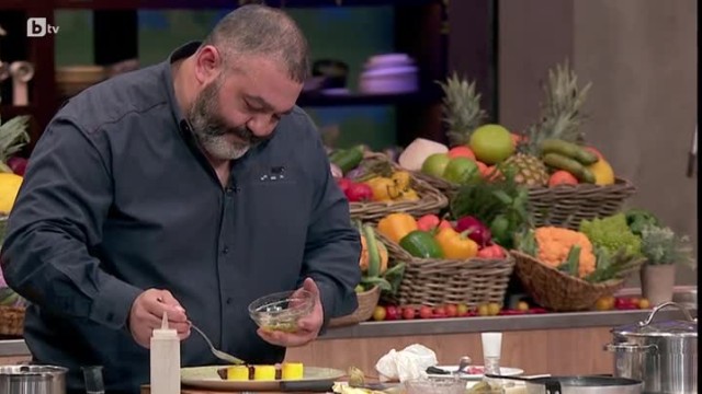 Всички приготвят телешкото бонфиле 