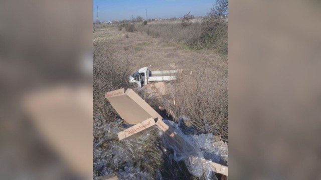 Снимка: Товарен автомобил се озова в канавка след удар с кола в Пловдивско 