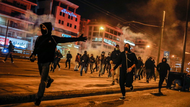 Снимка: Размирици в Атина: Хиляди протестираха срещу полицейското насилие