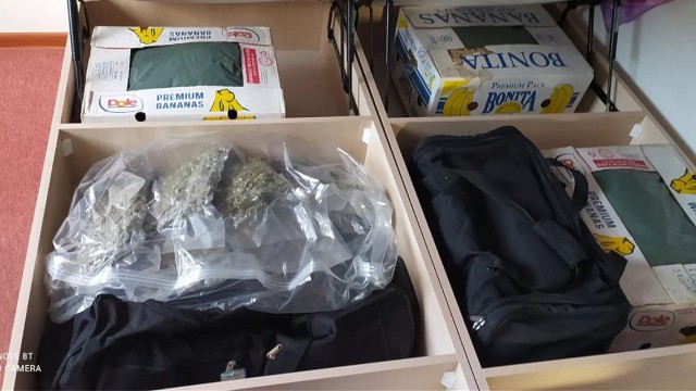 Снимка: Под леглото: Намериха 21 кг наркотици при спецакция във Велико Търново