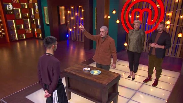 Теодор отива направо на балкона