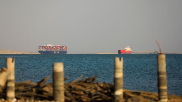 Снимка: Кораб е заседнал в Суецкия канал