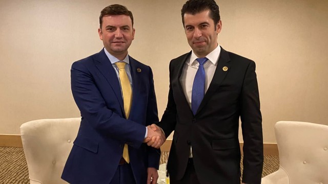 Снимка: Петков се срещна с външния министър на С. Македония в Анталия