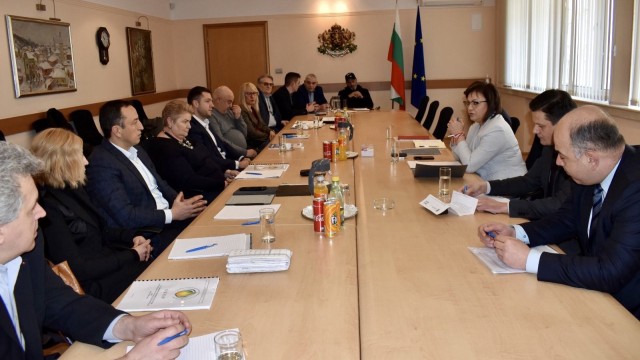 Снимка: Нинова след среща с производители: Има достатъчно олио