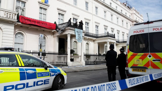 Снимка: Проукраински активисти превзеха имението на руски олигарх в Лондон