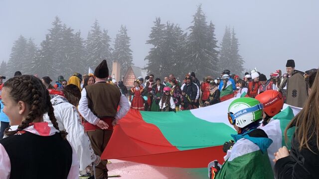 За поредна година Пампорово отбеляза 3 март с традиционното ски