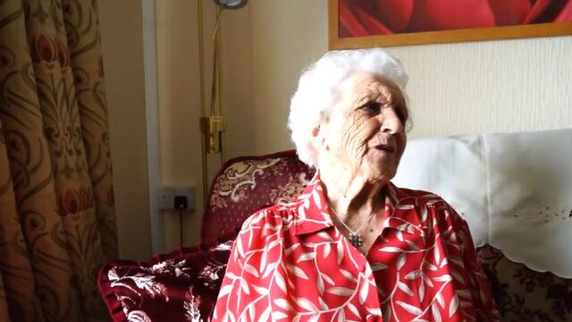Снимка: 100-годишна британка за тайната на дълголетието: Труд, вяра и поглед от светлото в живота