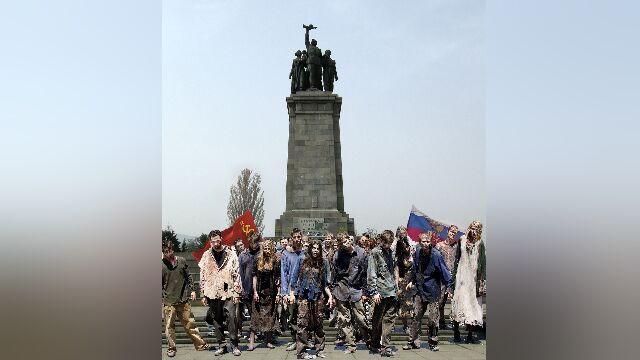 Снимка: „Живите мъртви са пред МОЧА“: Интернет творчеството за Паметника на Съветската армия