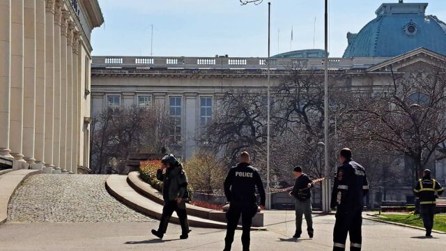Снимка: Изоставен куфар пред Националната библиотека вдигна на крак полицията