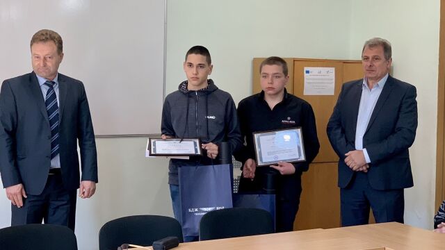 Снимка: Наградиха двамата ученици, предотвратили влакова катастрофа (СНИМКИ)